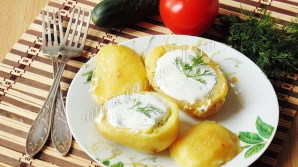 печеный картофель с грибами и сметаной