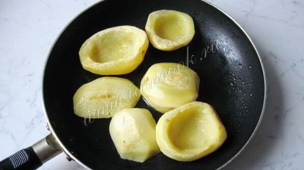 печеный картофель с грибами и сметаной