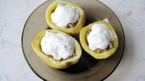 печеный картофель с грибами и сметаной