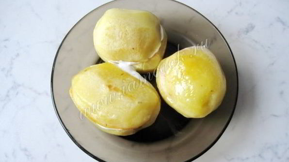 печеный картофель с грибами и сметаной