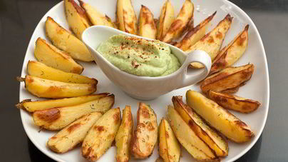 Печеный картофель с соусом из авокадо
