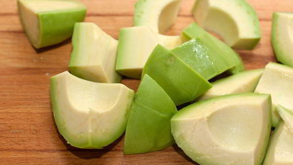 печеный картофель с соусом из авокадо