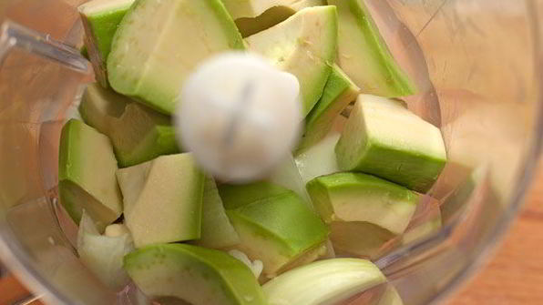 печеный картофель с соусом из авокадо