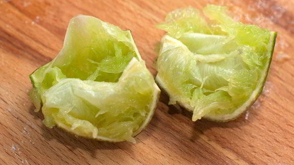 печеный картофель с соусом из авокадо