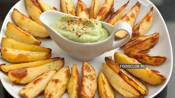 печеный картофель с соусом из авокадо