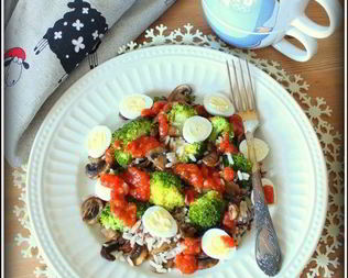 Рис с брокколи, грибами и перепелиными яйцами