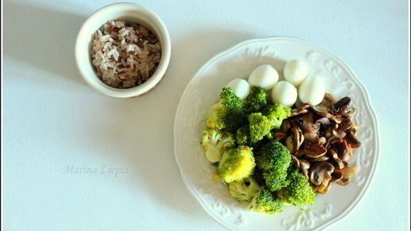 рис с брокколи, грибами и перепелиными яйцами