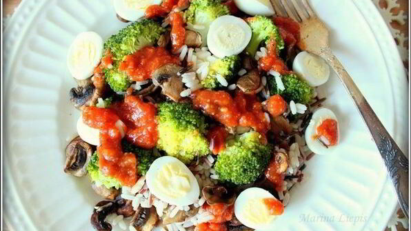 рис с брокколи, грибами и перепелиными яйцами