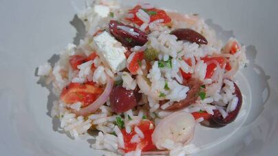 Рис с фетой, помидорами, оливками и каперсами
