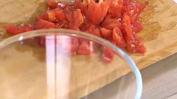 рис с фетой, помидорами, оливками и каперсами