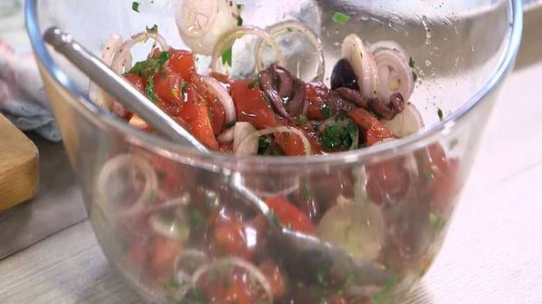 рис с фетой, помидорами, оливками и каперсами