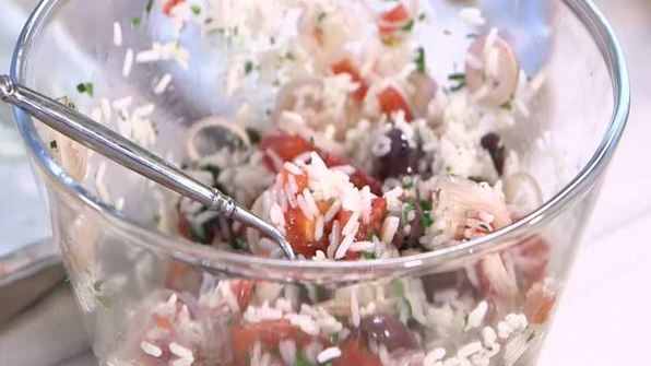 рис с фетой, помидорами, оливками и каперсами