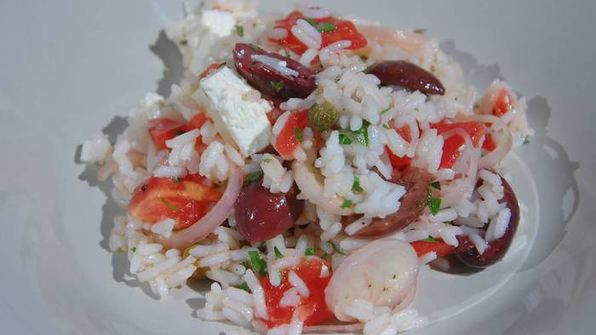 рис с фетой, помидорами, оливками и каперсами