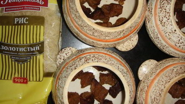 рис с говядиной в горшочках