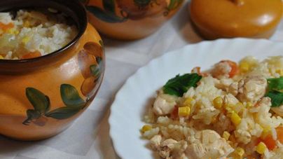 Рис с курицей в горшочках