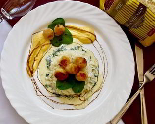 Рис с морскими гребешками и сливочно-апельсиновым соусом