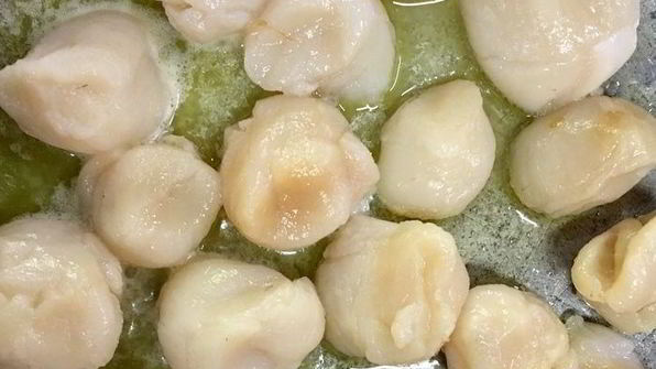 рис с морскими гребешками и сливочно-апельсиновым соусом