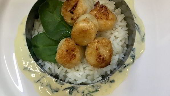 рис с морскими гребешками и сливочно-апельсиновым соусом