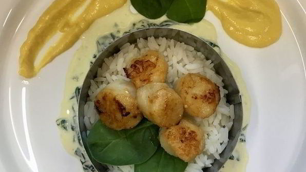 рис с морскими гребешками и сливочно-апельсиновым соусом