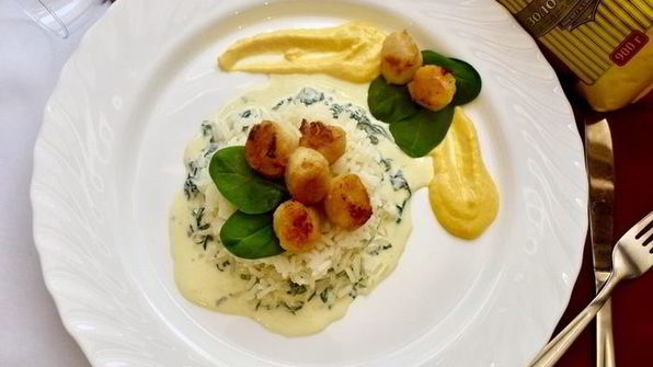 рис с морскими гребешками и сливочно-апельсиновым соусом