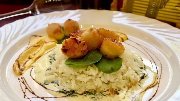 рис с морскими гребешками и сливочно-апельсиновым соусом