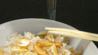 Рис с мускатным орехом, корицей и чесночными чипсами