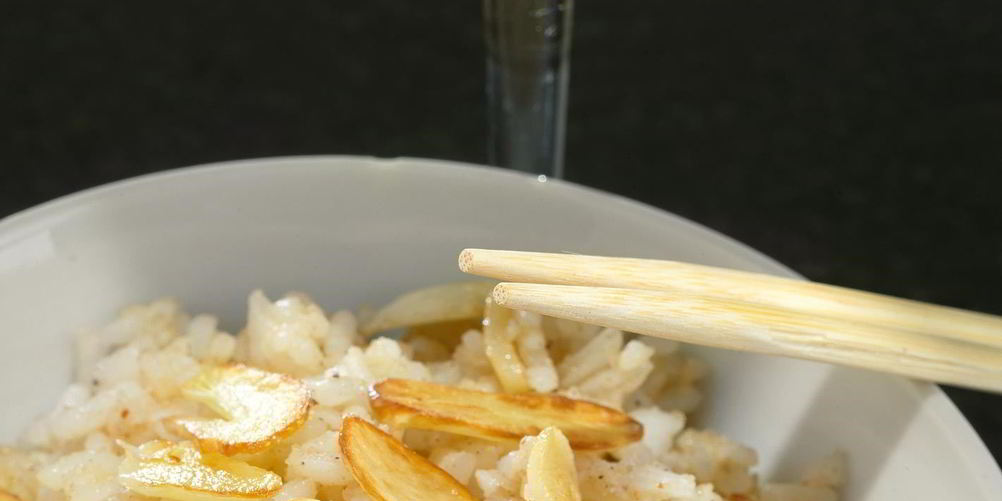 Рецепт рис с мускатным орехом, корицей и чесночными чипсами