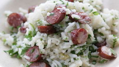 Рис с острыми колбасками