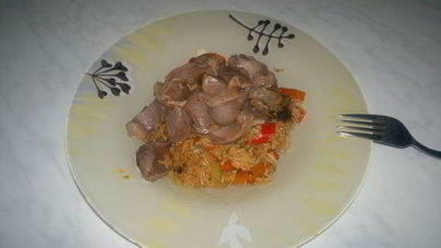 Рис с соевым соусом и сладким перцем и индюшачьи желудочки с чили перцем и имбирем