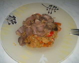 Рис с соевым соусом и сладким перцем и индюшачьи желудочки с чили перцем и имбирем