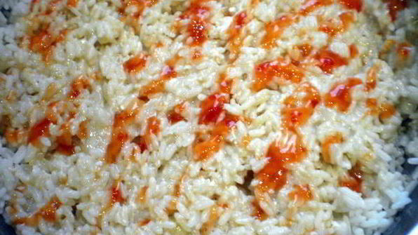 рис с яйцом и сладким соусом чили