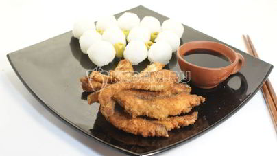 Рисовые снежки с жаренной красной рыбой