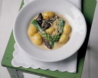 Спаржа, картофель и сморчки в сливочно-винном соусе