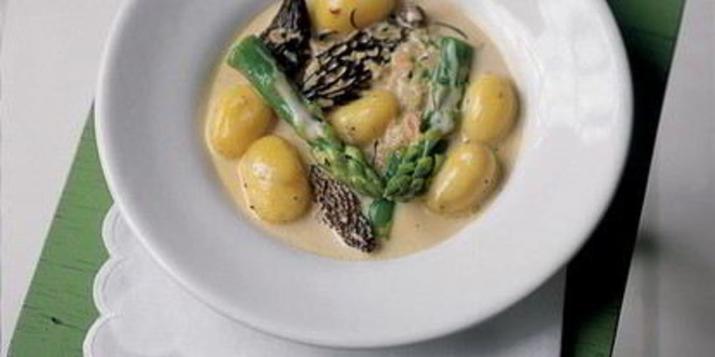 Рецепт спаржа, картофель и сморчки в сливочно-винном соусе