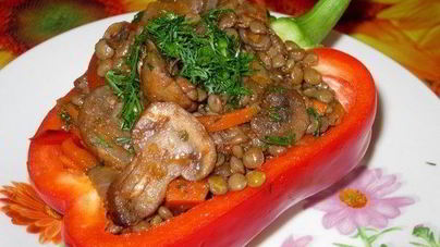 Зеленая чечевица с грибами и соусом Ткемали