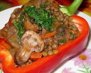 Зеленая чечевица с грибами и соусом Ткемали