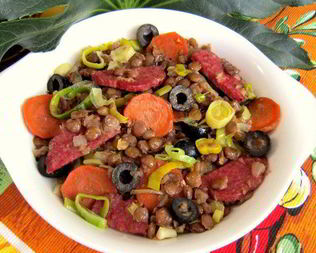 Зеленая чечевица с копченой колбасой в стиле фламенко