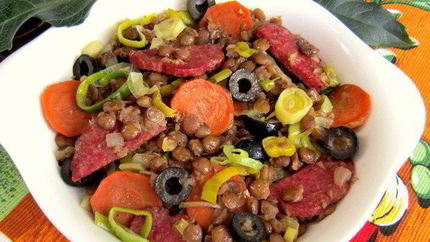 Зеленая чечевица с копченой колбасой в стиле фламенко