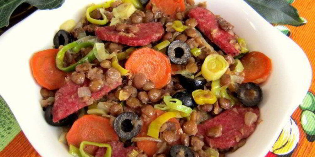 Рецепт зеленая чечевица с копченой колбасой в стиле фламенко