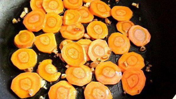 зеленая чечевица с копченой колбасой в стиле фламенко