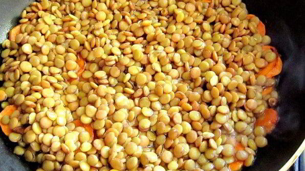 зеленая чечевица с копченой колбасой в стиле фламенко