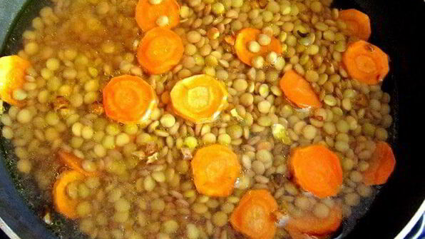 зеленая чечевица с копченой колбасой в стиле фламенко