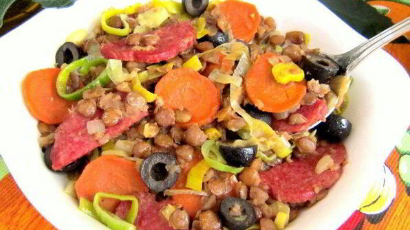 зеленая чечевица с копченой колбасой в стиле фламенко