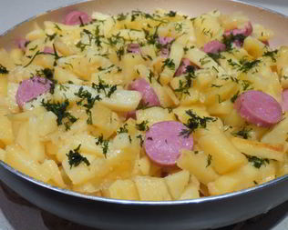 Жареная картошка с сосисками