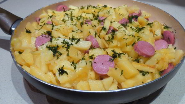 жареная картошка с сосисками