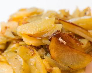 Жареный картофель с чесноком