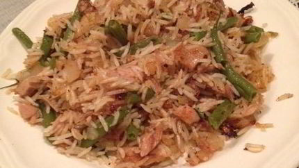 Жареный рис с консервированным тунцом