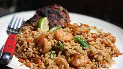 Жареный рис с креветками и овощами