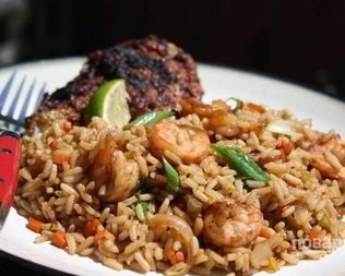 Жареный рис с креветками и овощами