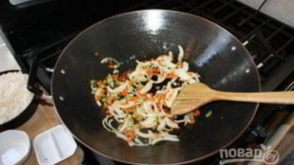 жареный рис с креветками и овощами